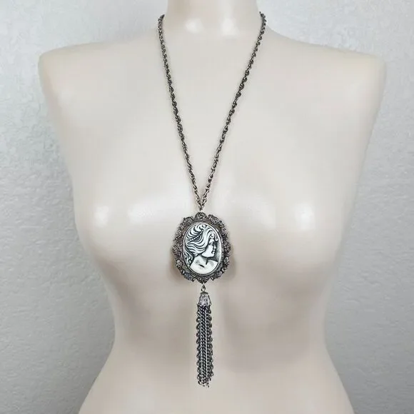 1970s Resin Cameo Black White Pendant Necklace Tassel Silver Tone Vintage - Picture 13 of 14